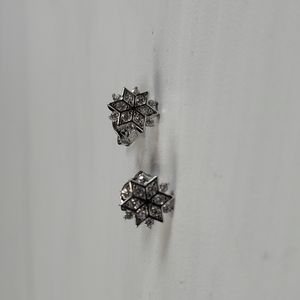 Snow flake pierced earrings